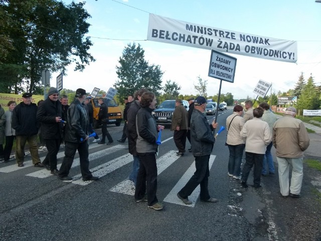W Dobrzelowie w godzinach porannych protestowało kilkadziesiąt osób