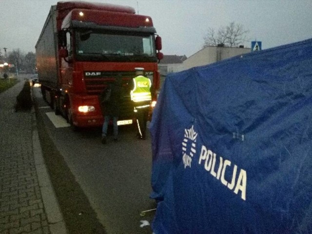 Śmiertelny wypadek w Koźminie Wielkopolskim na drodze krajowej nr 15. Dwie osoby zostały potracone przez ciężarówkę na przejściu dla pieszych. Do tragedii doszło w piątek tuż przed godziną 6 rano.

WIĘCEJ: Dwie osoby zginęły na pasach