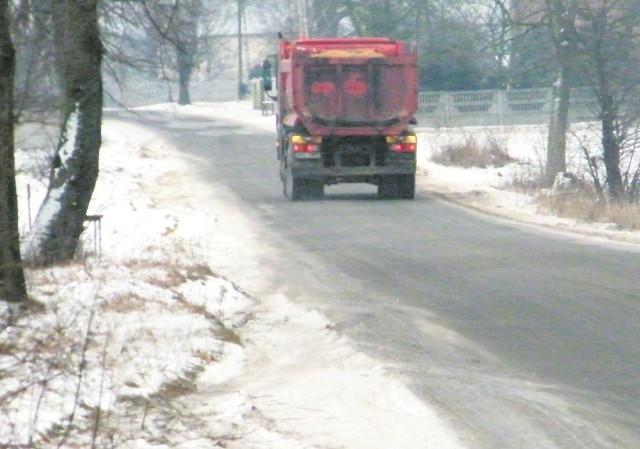 Ciężkie samochody zajmują niemal całą szerokość jezdni. Żeby się z nimi minąć trzeba wjeżdżać na pobocze