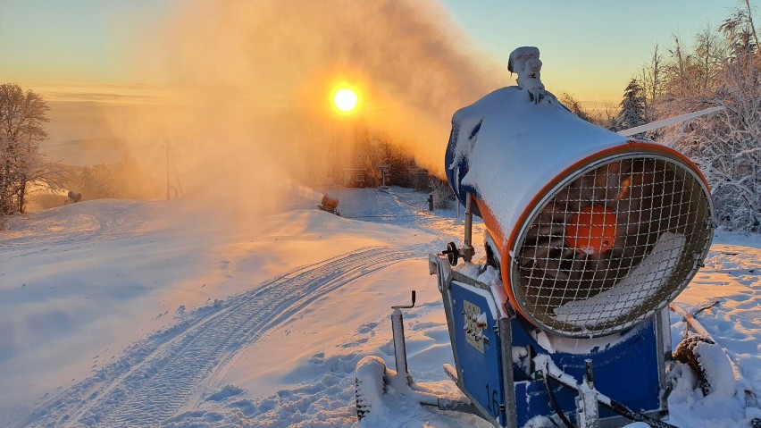 Naśnieżanie stoku w Laskowej trwa z przerwami od 3.12.2021