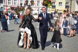 ŚWIEBODZIN. Pokaz mody dziecięcej i kobiecej przed Ratuszem w Świebodzinie pod patronatem burmistrza Tomasza Sielickiego