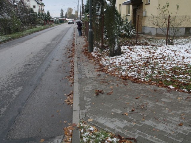 Tym chodnikiem przy ulicy Leszczyńskiej w Kielcach prowadzącym do przedszkola nie da się przejechać wózkiem z dzieckiem.