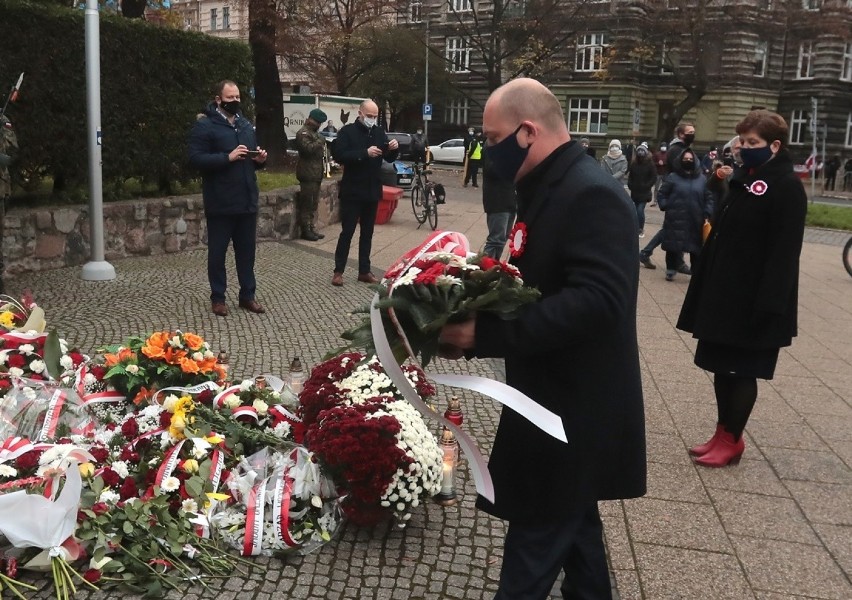 Święto Niepodległości w Szczecinie. Kwiaty pod pomnikiem marszałka. Zobacz zdjęcia
