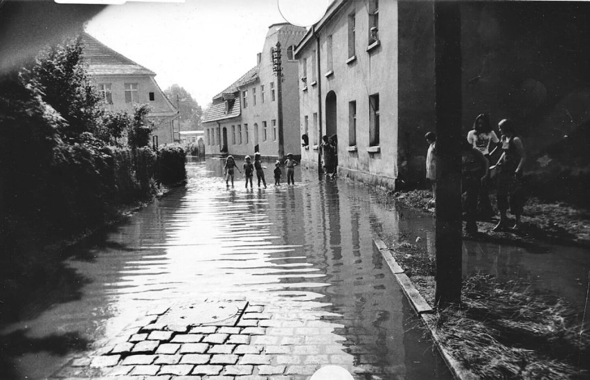 Ulica Grobla podczas powodzi. Lata 1975-1977.