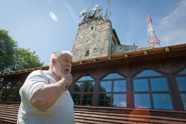Tadeusz Fedorowski, prezes Europejskiego Centrum Radiokomunikacji Amatorskiej przed odrestaurowaną wieżą widokową i odbudowaną kawiarnią na górze Chełmiec