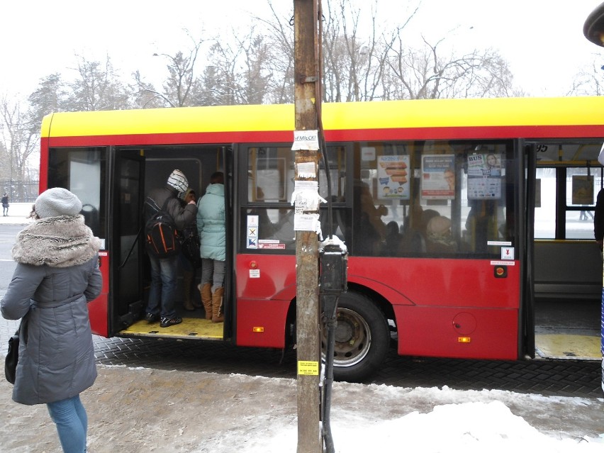 Latarnie oblepione warstwą ogłoszeń