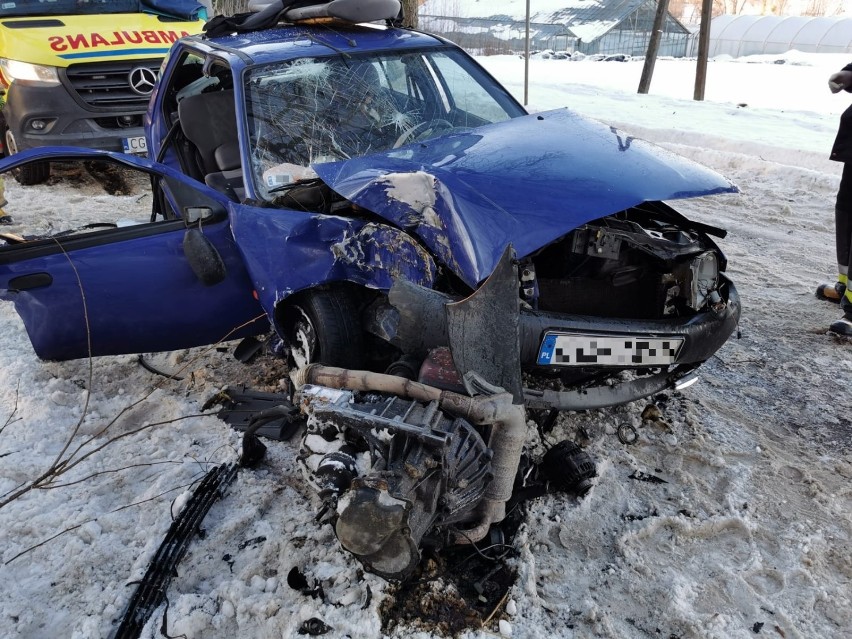 W Turznicach samochód uderzył w drzewo. Ucierpiały dwie...