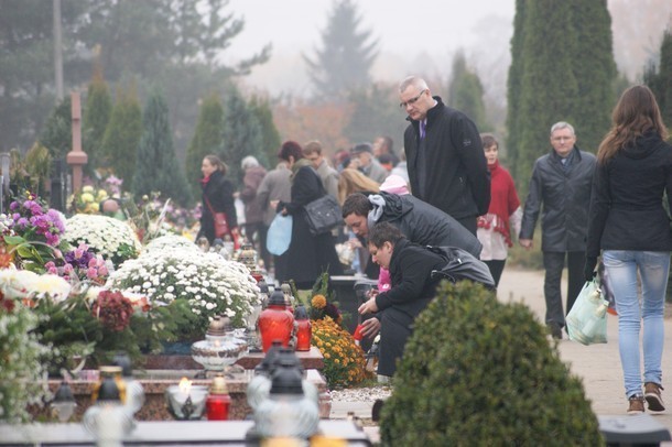 Wszystkich Świętych 2012: Łatwiej dojedziesz na cmentarze w Warszawie [SPRAWDŹ ZMIANY W RUCHU]