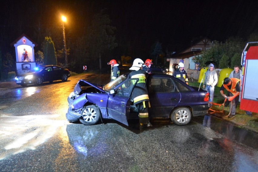 Turze, gm. Tczew: zderzyły się bmw i opel. Dwie osoby trafiły do szpitala. ZOBACZ ZDJĘCIA