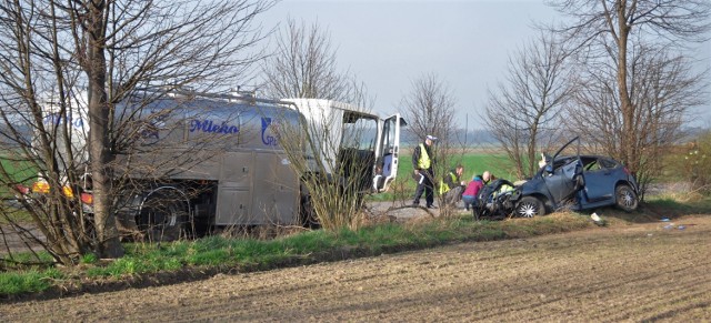 Wypadek pod Śremem na trasie Donatowo - Błociszewo. Nie żyje 26-letnia kobieta z Borowa