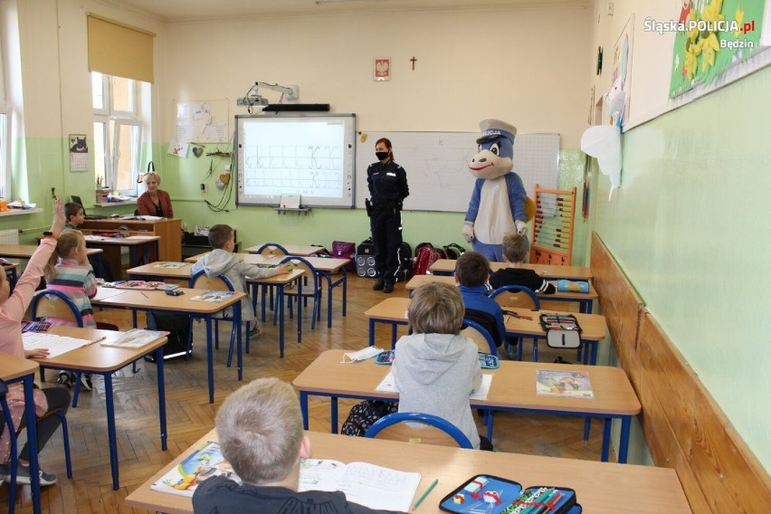 Będzińscy policjanci odwiedzili uczniów w Sarnowie...