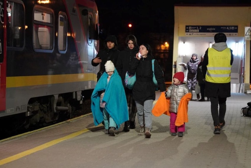 Do Łodzi jedzie pociąg ŁKA z uchodźcami z Ukrainy. Mogą zamieszkać w Zduńskiej Woli