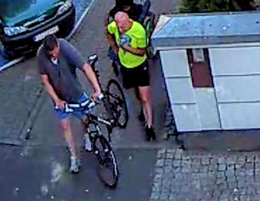 Gliwice: Skradli rower z bagażnika samochodowego. Policja publikuje zdjęcia podejrzanych [WIDEO]
