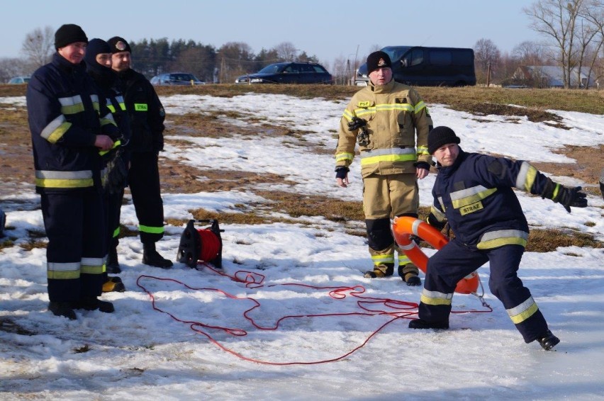 Ćwiczenia strażaków w Karpowiczach. Wyciągali tonącego z przerębla (zdjęcia)