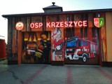 Święty Florian wita wjeżdżających do wsi. Nowy mural na budynku OSP w Krzeszycach, niedaleko Sulęcina