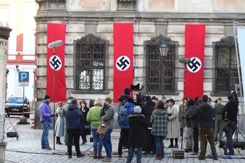 Hitlerowskie flagi zawisły przed Uniwersytetem Wrocławskim. O co chodzi? [ZDJĘCIA]