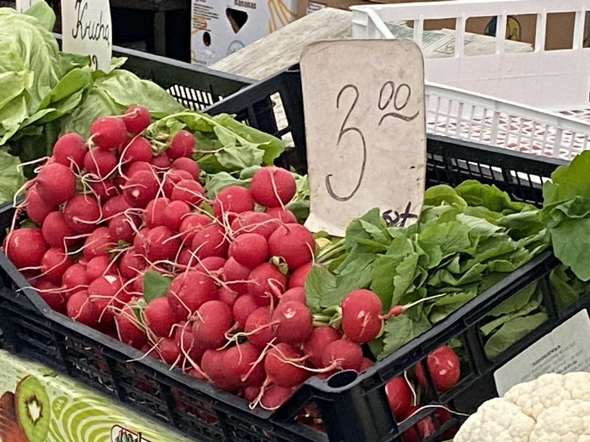 Ceny warzyw i owoców na targu w Kielcach. Po ile pomidory, jabłka, truskawki? 