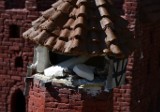 Mieszkańcy informują. Zniszczona miniatura malborskiego zamku przy ul. Piłsudskiego