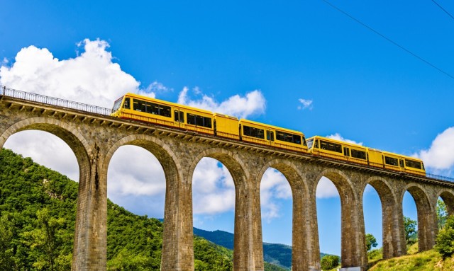 Szczęśliwcy, którzy zostaną wylosowani, mogą zrealizować swoje bilety między 1 marca 2023 a 29 lutego 2024. Na zdjęciu: pociąg pokonujący wiadukt we francuskich Pirenejach.