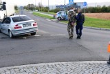 Wypadek w Dzierżoniowie. Pijany kierowca zderzył się z ciężarówką i wyrzucił rejestracje w krzaki