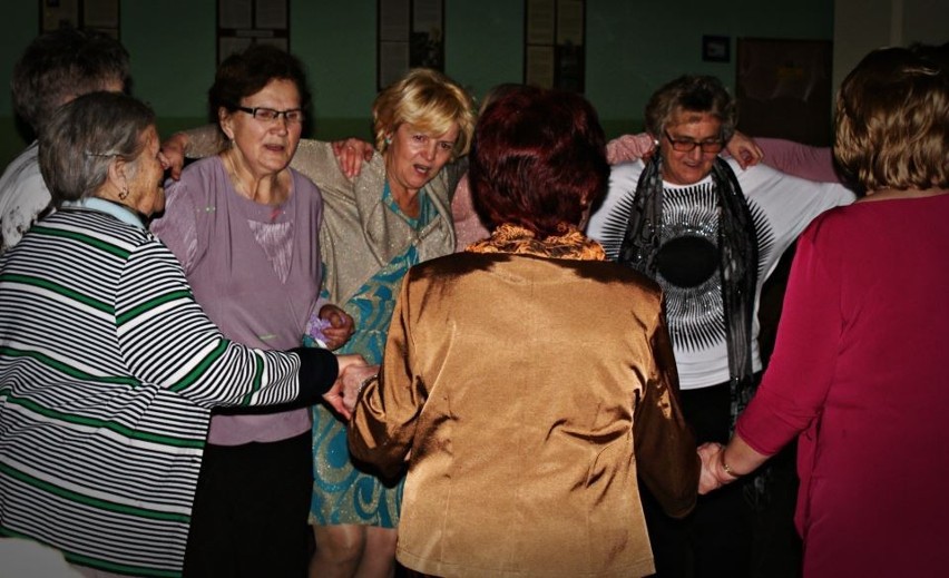 Tańce, śpiew i zabawa na balu seniora w Borowej