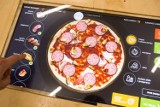 Nietypowa pizza w Warszawie. Wersja na słodko, z patelni albo z ogórkiem! [PRZEGLĄD] 