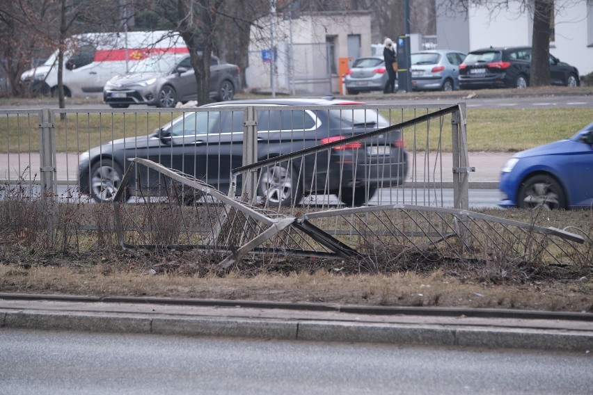 Wypadek w alei Prymasa Tysiąclecia. Przewrócił się samochód z butlami z gazem
