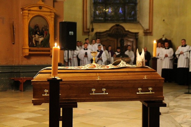 Rozpoczęły się uroczystości pogrzebowe biskupa Rybaka w Legnicy
