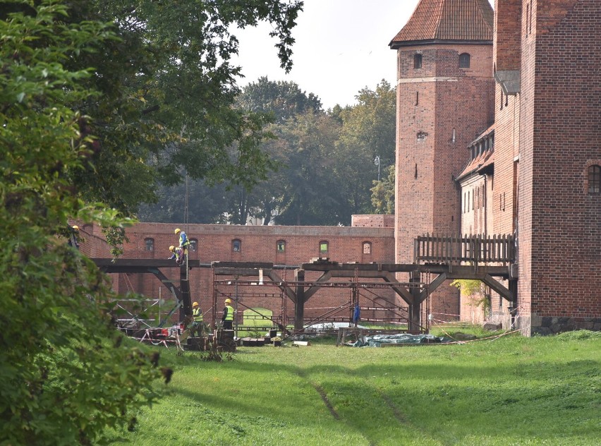 Malbork. Na mostku przy zamku prace zostały wznowione. Wykonawca wreszcie doczekał się drewna