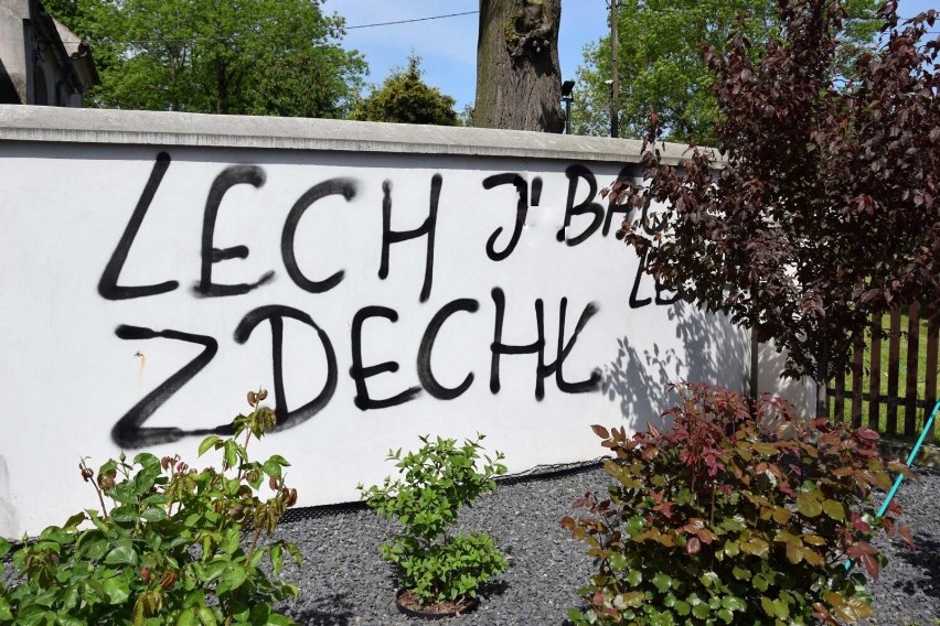 Kibole bazgrali w Długich Starych w gminie Święciechowa. Obelżywe napisy na ogrodzeniu parafii blisko Leszna