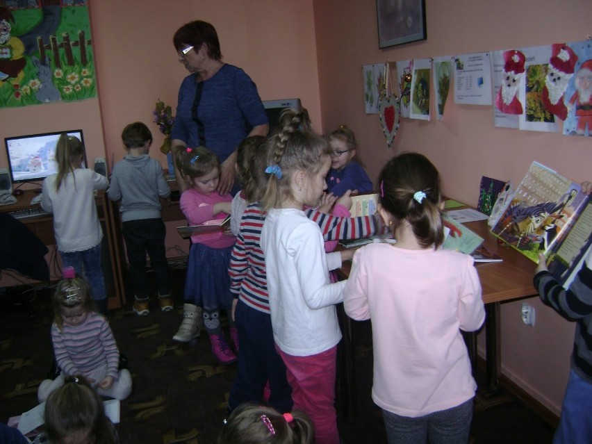 Przedszkolaki w bibliotece w Wilkowie Polskim
