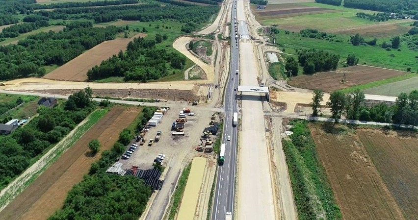 Budowa autostrady A1. Na zdjęciach z drona doskonale widać...