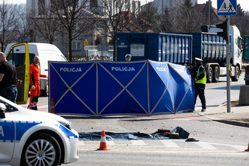 Tragiczny wypadek w Rzeszowie. Ciężarówka potrąciła 75-latka na rowerze [ZDJĘCIA]