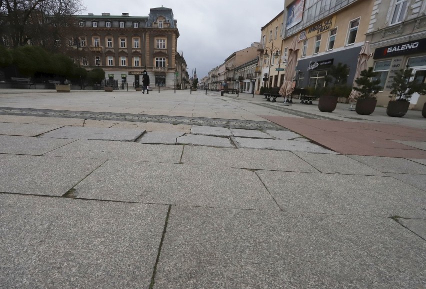 Plac Konstytucji 3 Maja w Radomiu do remontu. Wykonawca wymieni płyty i zniszczoną kostkę