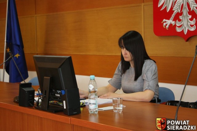 Przewodnicząca Rady Powiatu Sieradzkiego Olga Kołoszczyk będzie prowadziła sesję z sali 113 Starostwa Powiatowego