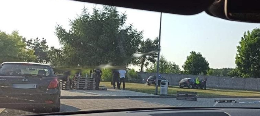 Obława za przestępcami w Skokach pod Wągrowcem. Padł strzał. Ranni są policjanci 