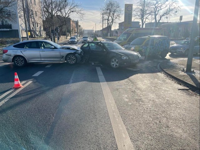 Zderzenie dwóch aut na skrzyżowaniu Stodólna - Okrężna