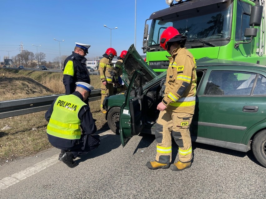 Zderzenie ciężarówki i samochodu osobowego na obwodnicy Opola. Jedna osoba poszkodowana