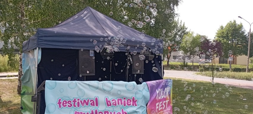 Bańkowy Festiwal i Dzień Kolorów Holi w Jędrzejowie na pikniku Rodzina 800+. Zobaczcie jak się bawiono!