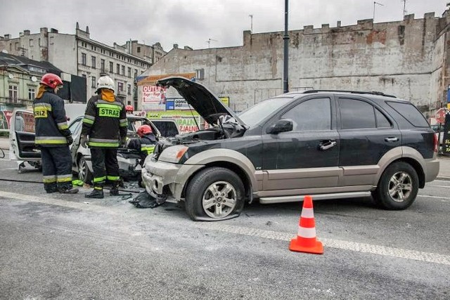 Zderzenie i pożar auta na ul. Więckowskiego w Łodzi