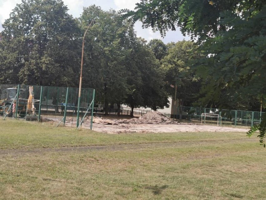 Zaczęła się budowa boiska piłkarskiego przy Szkole Podstawowej nr 4 im. mjra Henryka Sucharskiego przy ul. Wielkopolskiej 30 w Stargardzie