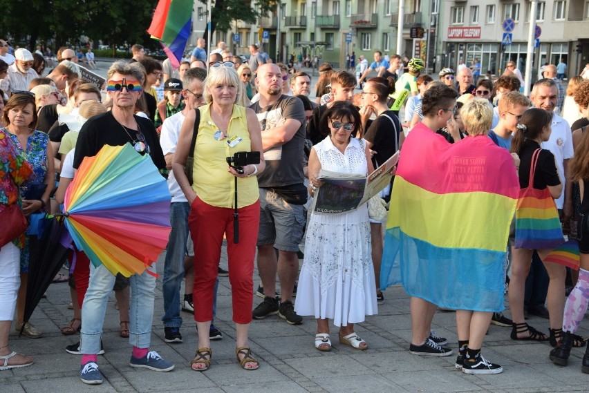 Częstochowa Przeciwko Przemocy. Solidarnie z Białymstokiem [ZDJĘCIA] Na Placu Biegańskiego manifestowało ponad 100 osób