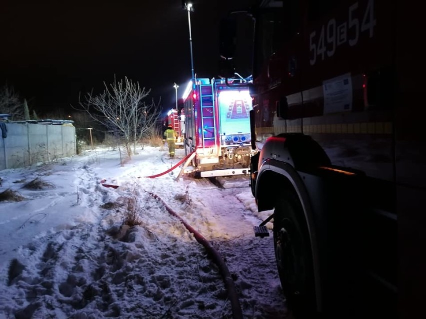 Nocy pożar domu przy ul. Mickiewicza w Tomaszowie Maz. W akcji 30 strażaków [ZDJĘCIA]