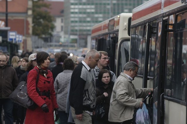 118 na osiedle 
Od soboty, 10.11., autobusy linii 118 pojadą do nowej pętli przy ul. Piotrkowskiej, bardziej w głąb osiedla.