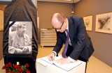 Księga kondolencyjna dla Güntera Grassa [ZDJĘCIA, WIDEO]. Stanęła w galerii przy Szerokiej