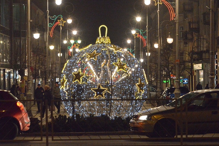 Rozbłysły już świąteczne dekoracje w centrum Kielc (ZDJĘCIA)