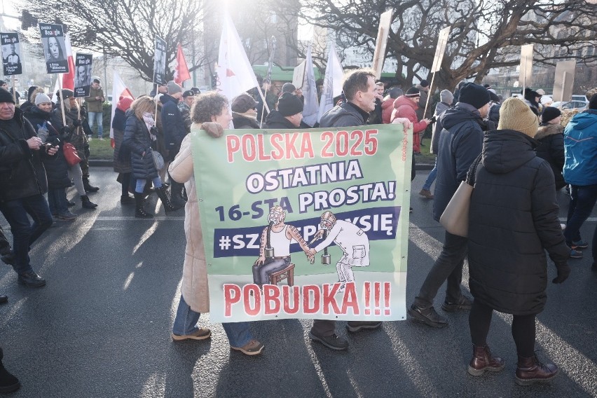 - Przez sejm forsowany w niezwykłym pośpiechu jest projekt...