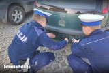 Policjanci z Żagania nie tylko karają! Pomogli przykręcić tablice rejestracyjne kobiecie zatrzymanej do kontroli! 
