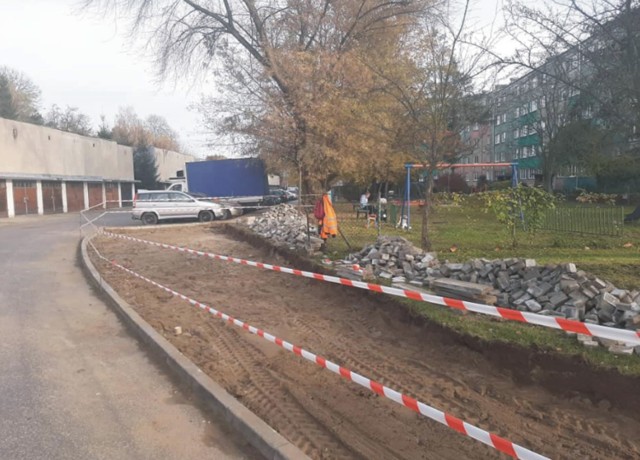 Na os. Kmiecie powstaje nowy parking na 15 samochodów.