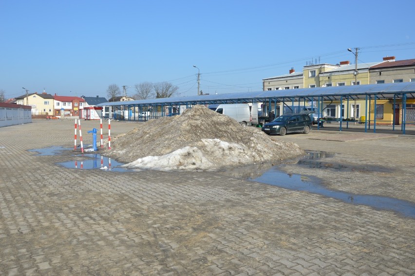 Pływające targowisko miejskie w Skierniewicach. 